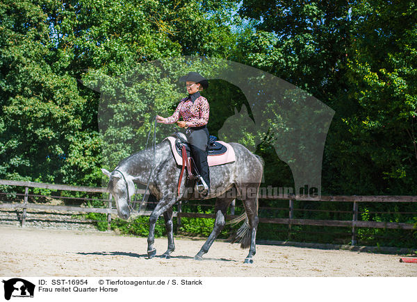Frau reitet Quarter Horse / SST-16954