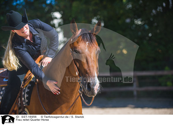Frau reitet Quarter Horse / SST-16956