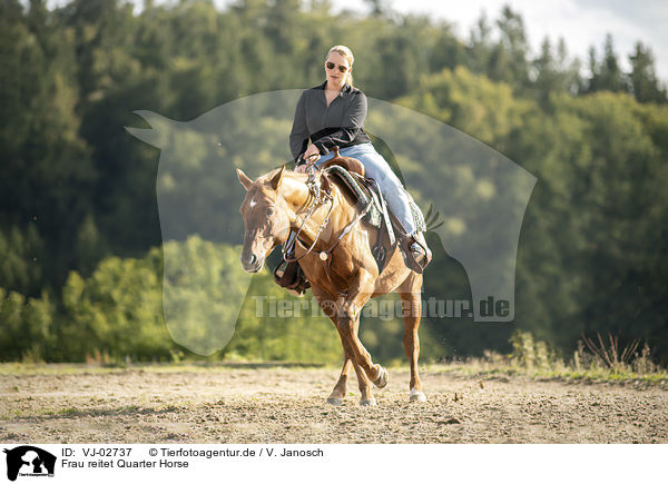 Frau reitet Quarter Horse / VJ-02737