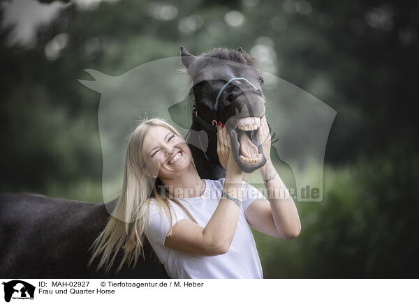 Frau und Quarter Horse / MAH-02927