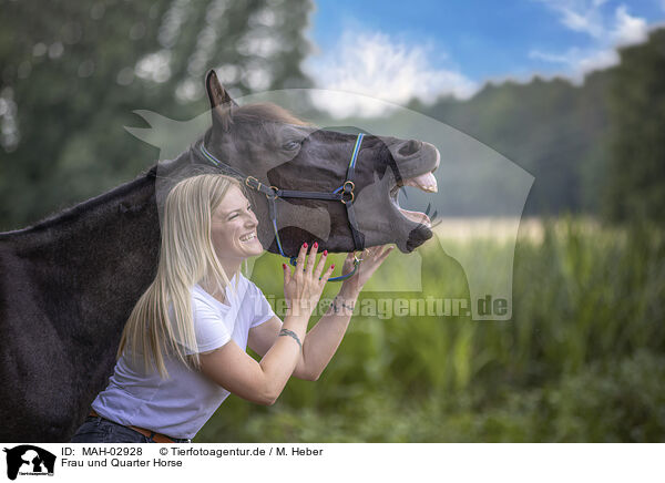 Frau und Quarter Horse / MAH-02928