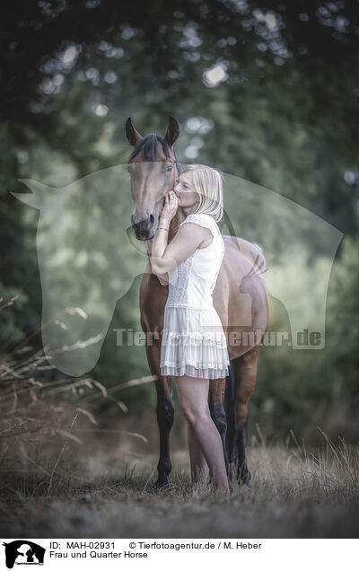 Frau und Quarter Horse / MAH-02931