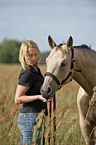 Frau mit Quarter Horse