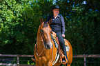 Frau reitet Quarter Horse