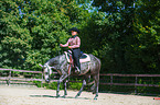 Frau reitet Quarter Horse