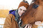 junge Frau mit Quarter Horse