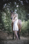 Frau und Quarter Horse