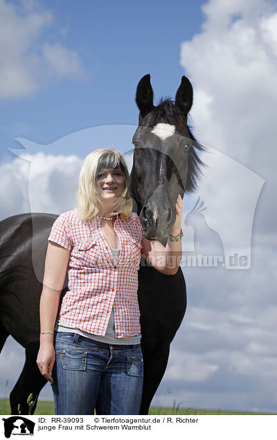 junge Frau mit Schwerem Warmblut / young woman with horse / RR-39093