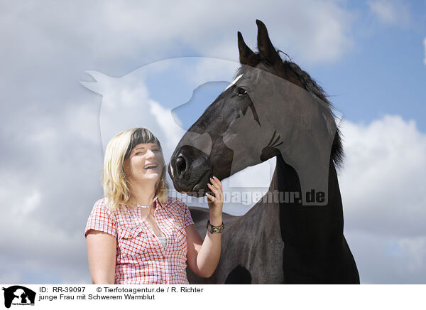 junge Frau mit Schwerem Warmblut / young woman with horse / RR-39097