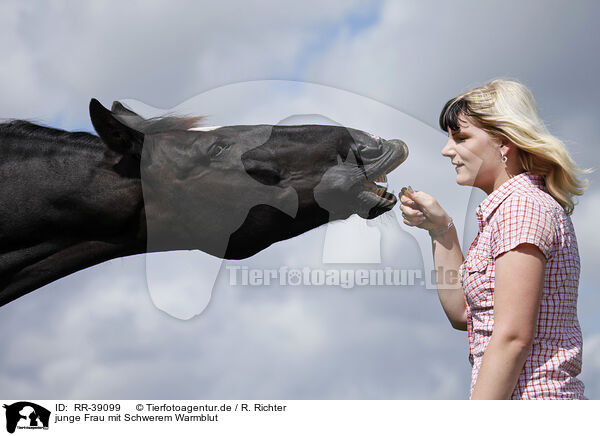 junge Frau mit Schwerem Warmblut / young woman with horse / RR-39099