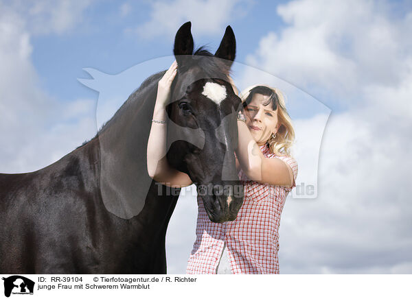 junge Frau mit Schwerem Warmblut / young woman with horse / RR-39104