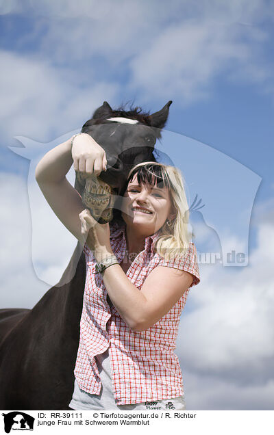 junge Frau mit Schwerem Warmblut / young woman with horse / RR-39111