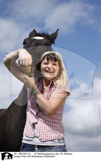 junge Frau mit Schwerem Warmblut / young woman with horse / RR-39112