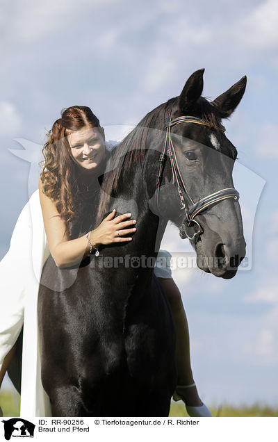 Braut und Pferd / bride and horse / RR-90256