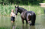 Frau mit Pferd im Wasser