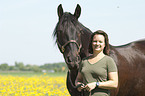 Frau mit Schweres Warmblut