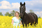 Frau und Schweres Warmblut