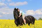 Frau reitet Schweres Warmblut