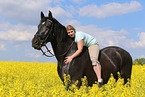 Frau reitet Schweres Warmblut