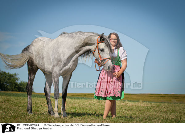 Frau und Shagya Araber / woman and Shagya Arabian Horse / CDE-02044