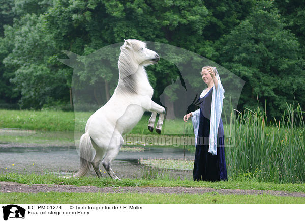 Frau mit steigendem Pony / rearing pony / PM-01274