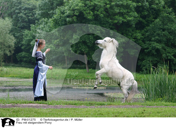 Frau mit steigendem Pony / rearing pony / PM-01275