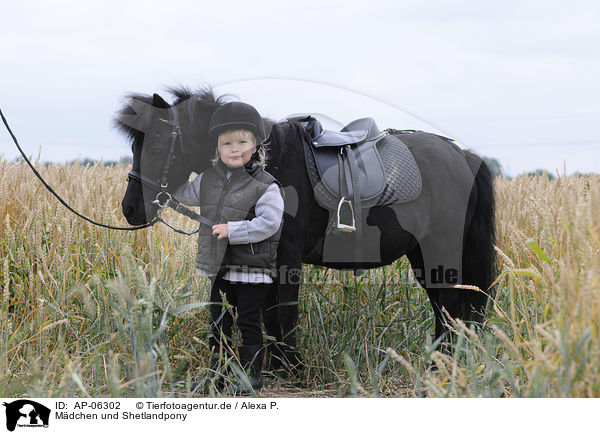 Mdchen und Shetlandpony / girl and Shetlandpony / AP-06302