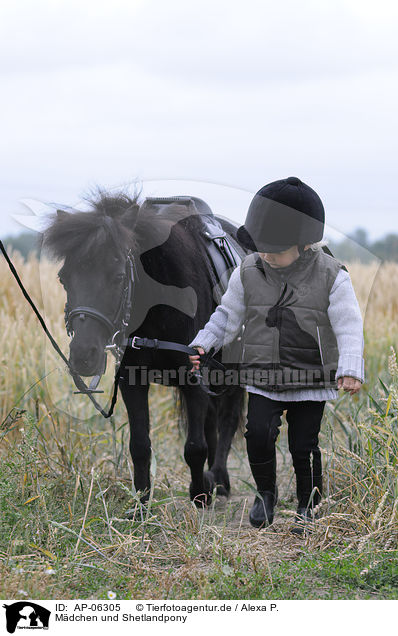 Mdchen und Shetlandpony / girl and Shetlandpony / AP-06305