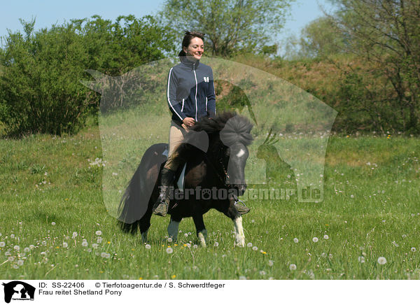 Frau reitet Shetland Pony / woman rides Shetland Pony / SS-22406
