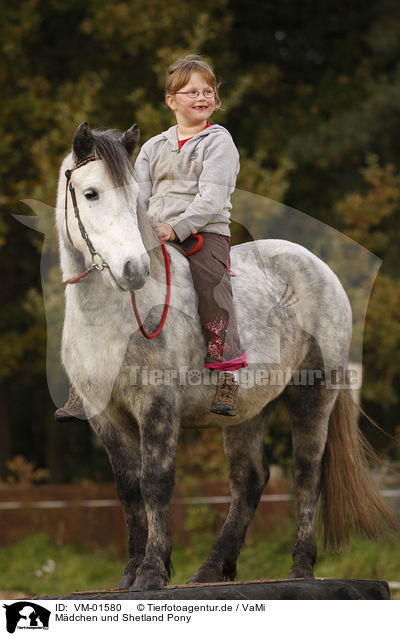 Mdchen und Shetland Pony / girl and Shetland Pony / VM-01580