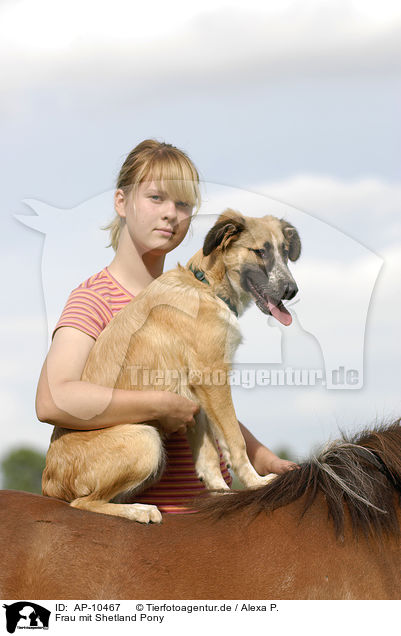 Frau mit Shetland Pony / AP-10467