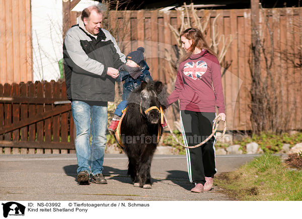 Kind reitet Shetland Pony / child rides Shetland Pony / NS-03992