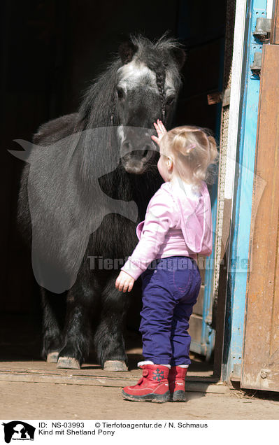 Kind mit Shetland Pony / child with Shetland Pony / NS-03993