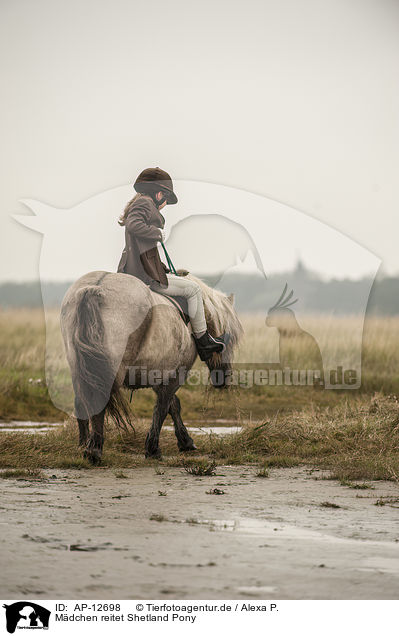 Mdchen reitet Shetland Pony / girl rides Shetland Pony / AP-12698