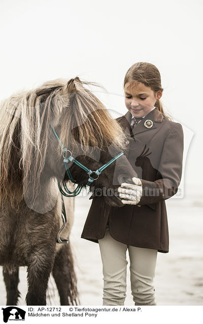 Mdchen und Shetland Pony / girl and Shetland Pony / AP-12712