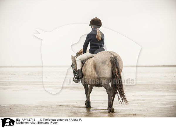 Mdchen reitet Shetland Pony / girl rides Shetland Pony / AP-12713