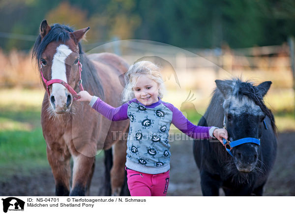 Mdchen und Shetland Pony / NS-04701