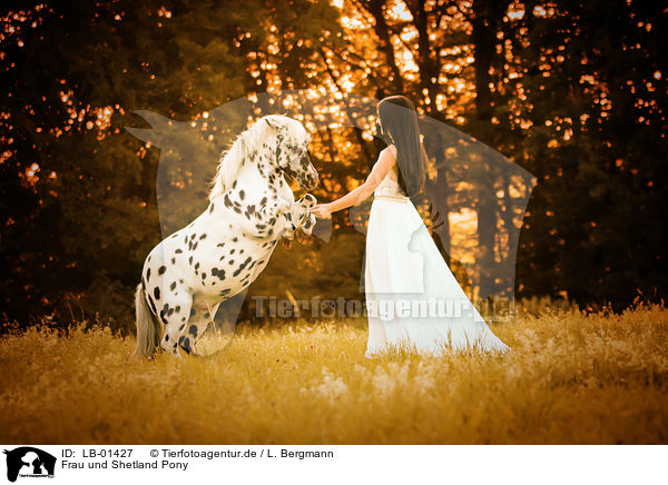 Frau und Shetland Pony / LB-01427