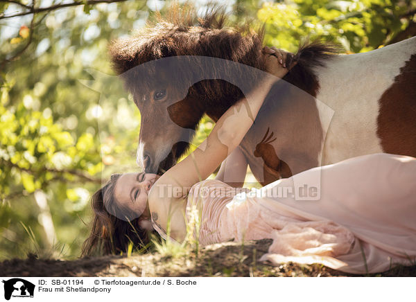 Frau mit Shetlandpony / woman with Shetlandpony / SB-01194
