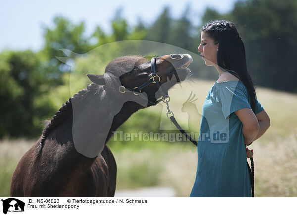 Frau mit Shetlandpony / woman with Shetland Pony / NS-06023
