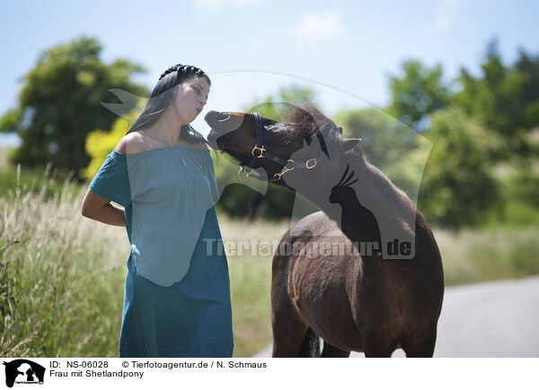 Frau mit Shetlandpony / woman with Shetland Pony / NS-06028