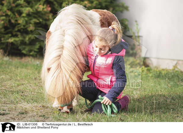 Mdchen und Shetland Pony / LIB-01306