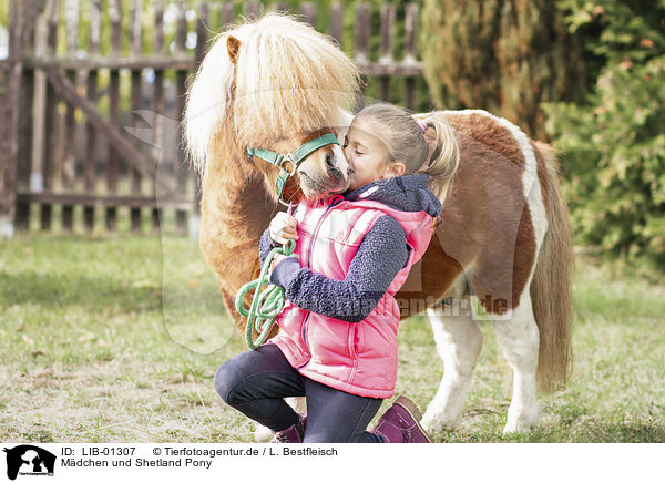 Mdchen und Shetland Pony / girl and Shetland Pony / LIB-01307