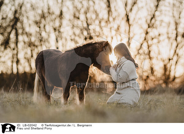 Frau und Shetland Pony / LB-02042