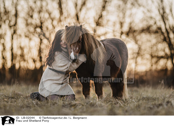 Frau und Shetland Pony / LB-02044