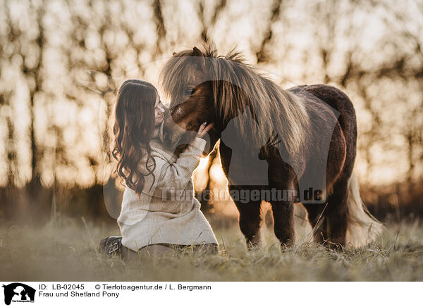 Frau und Shetland Pony / LB-02045