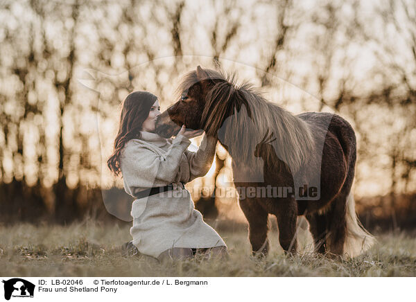 Frau und Shetland Pony / LB-02046