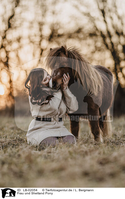Frau und Shetland Pony / LB-02054
