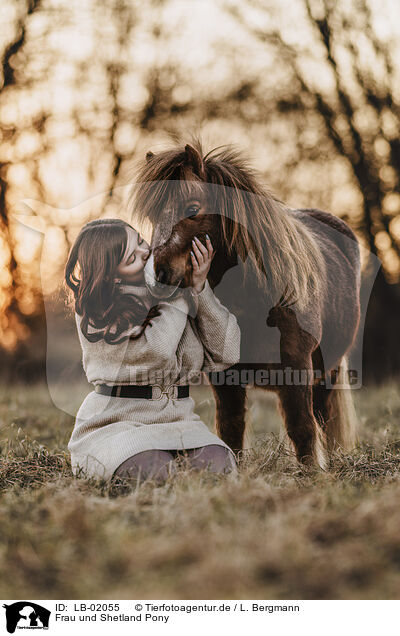 Frau und Shetland Pony / LB-02055