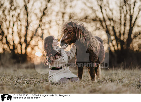 Frau und Shetland Pony / LB-02056